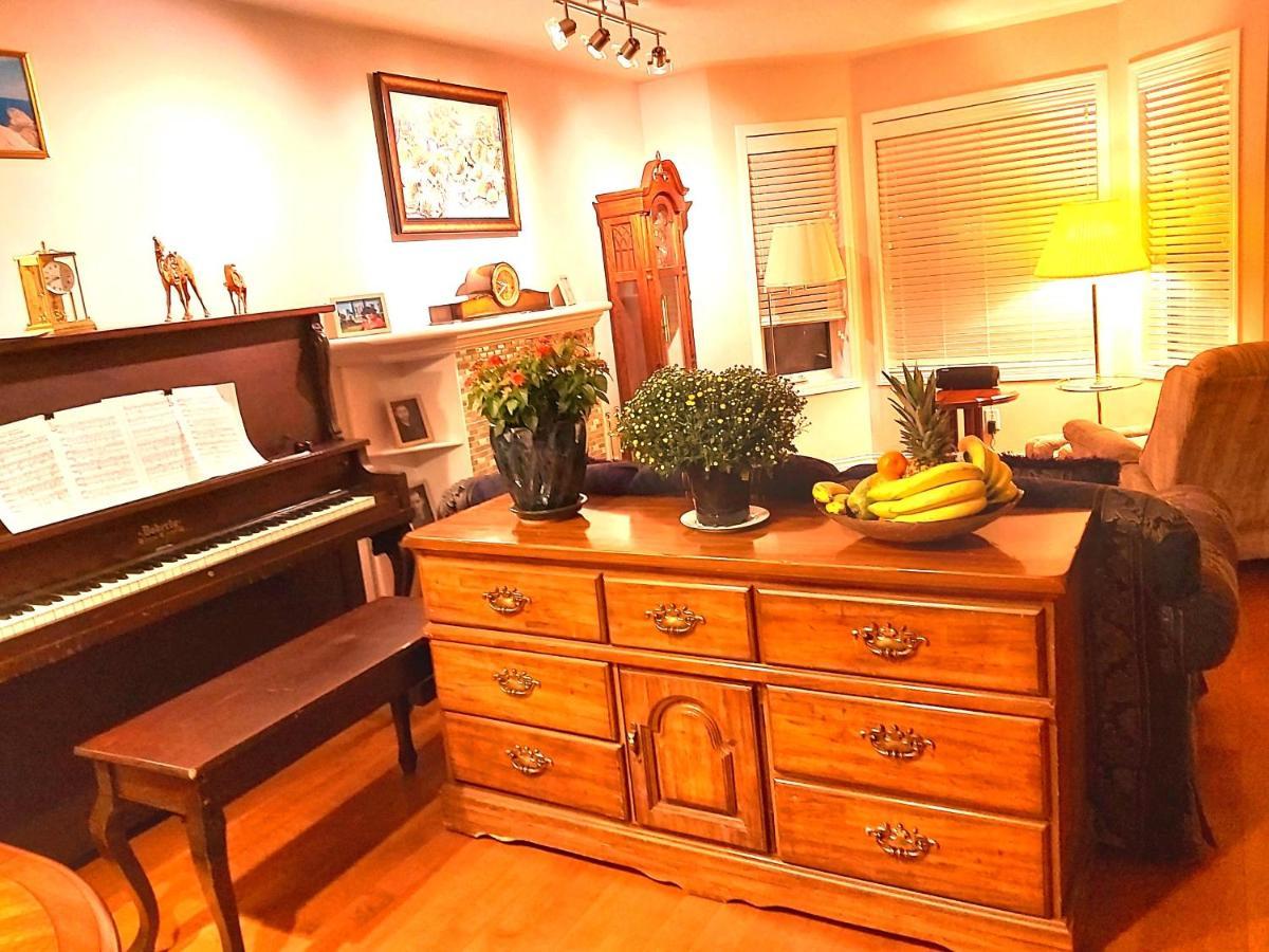 Lovely Comfy Home Private Bath In Central YYC Exterior foto